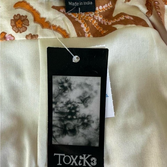 Cream Paisley Midi Skirt with Front Slit and Pink Accents - Picture 2 of 7